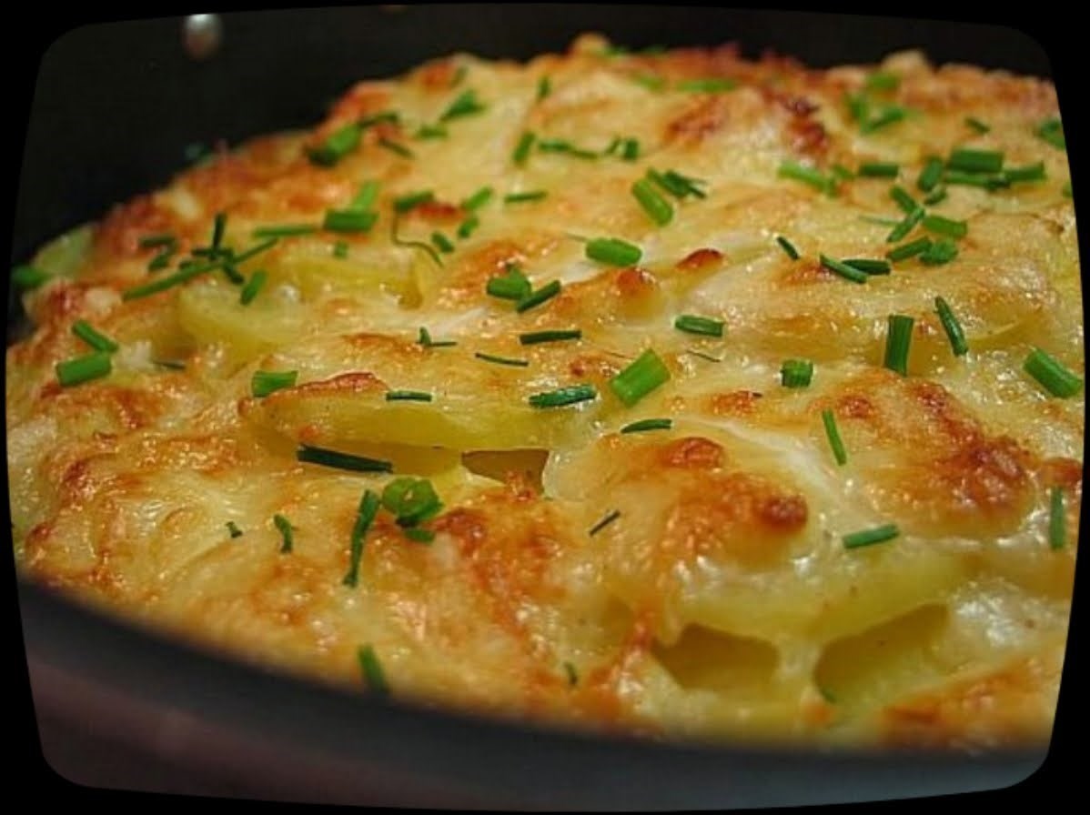 Рецепт картошки с яйцом в духовке. Картофель Дофин. Запеченный картофель. Блюда из картофеля с сыром. Картошка в духовке.