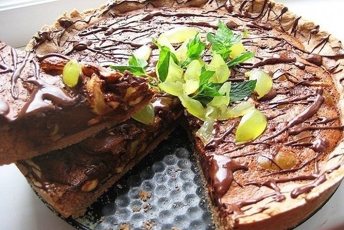 Торт шоколадный с виноградом