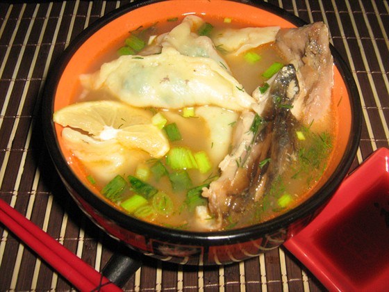 Рыбный суп с креветочными пельменями