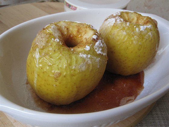 Печеные в духовке яблоки с корицей