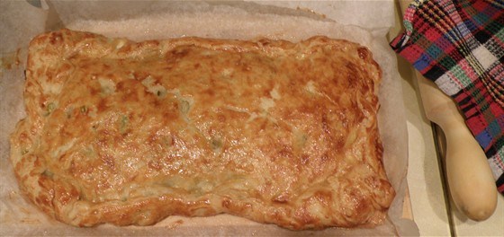 Пирог из слоеного теста с начинкой из капусты, зеленого лука и яйца