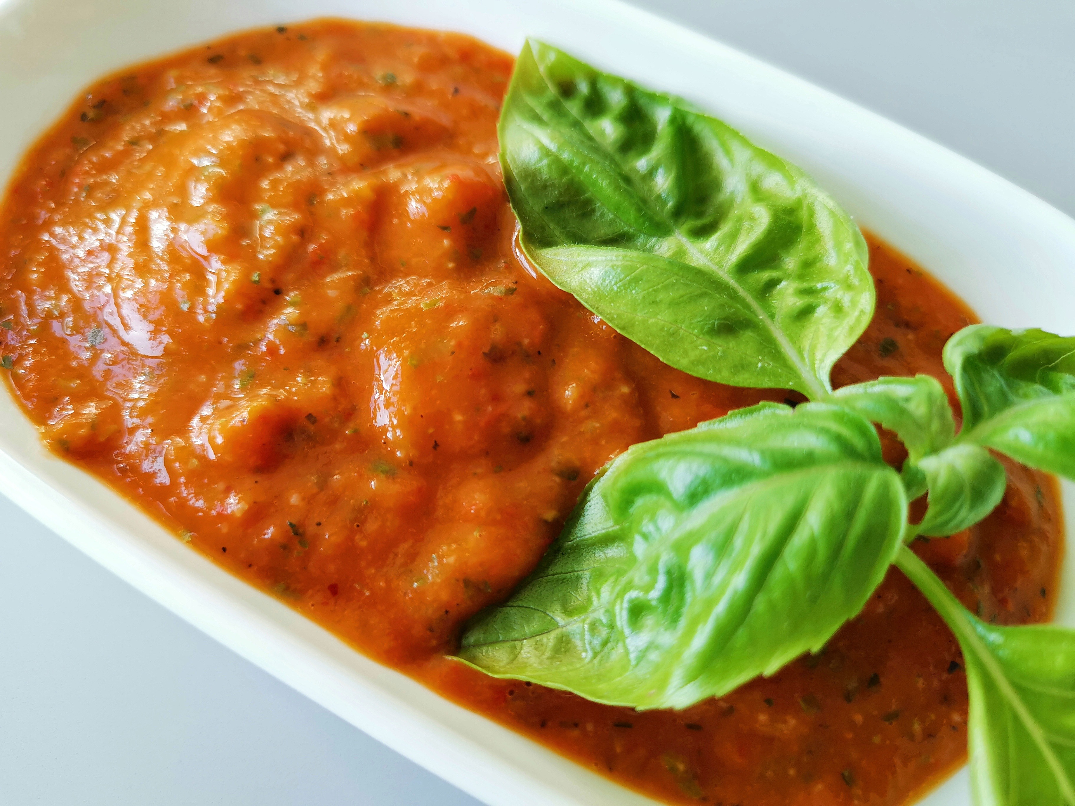 Ароматный томатно-базиликовый соус с чесноком