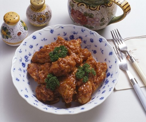 Запеченые золотистые куриные кусочки