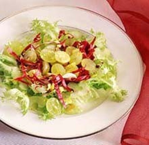 Куриный салат с виноградом и сельдереем