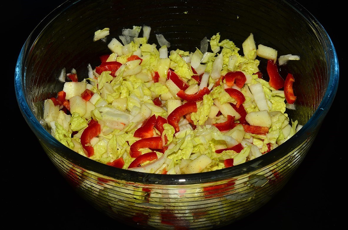 Легкий салат из пекинской капусты с яблоками и болгарским перцем