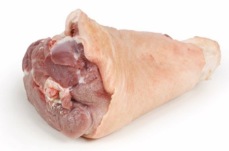 Свиной окорок, запеченный в духовке в фольге