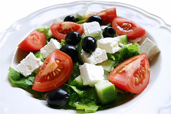Греческий салат с креветками и красным луком