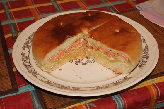 Пирог с белой рыбой и картофелем
