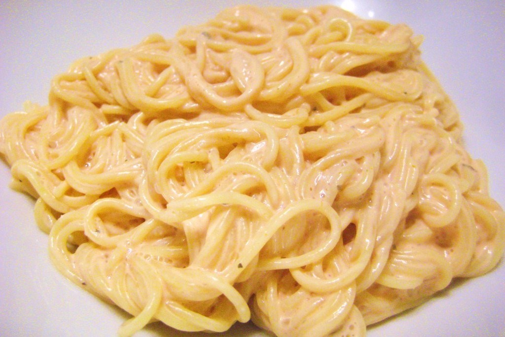 Сливочные спагетти с сыром и специями