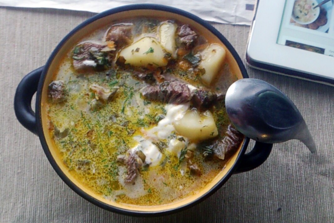Щавелевый суп с копчёной курицей и яйцом