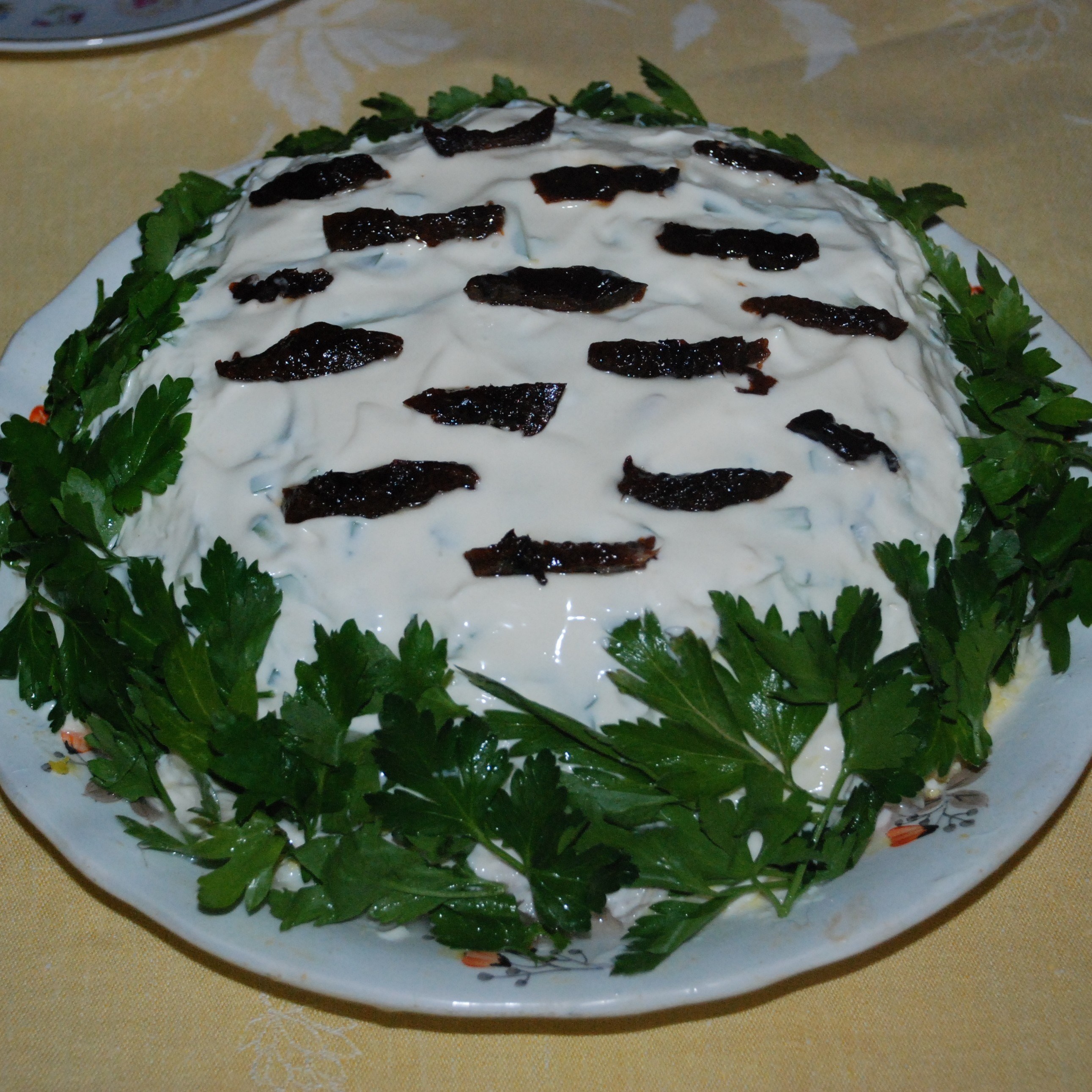 Слоеный салат с курицей и грибами на 8 марта