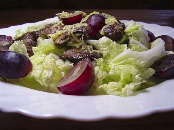 Салат с виноградом и сыром: изысканный праздничный рецепт