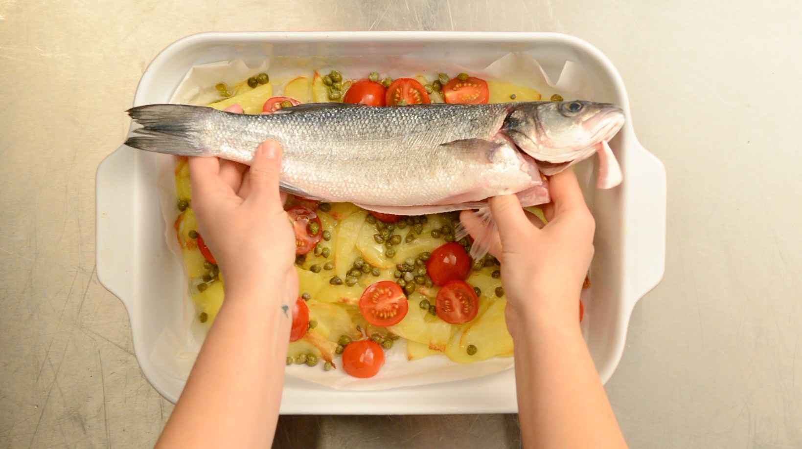 Сибас с картофелем, каперсами и помидорами