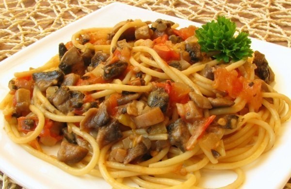 Спагетти с простым овощным соусом