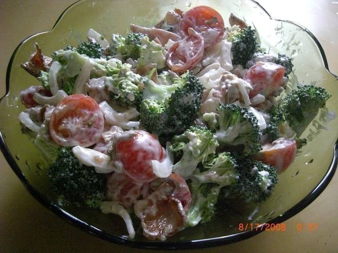Салат с курицей, брокколи и помидорами черри