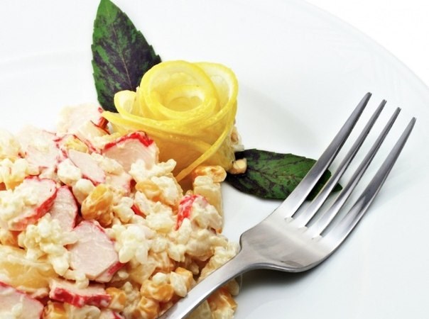 Салат с крабовыми палочками и рисом — 17 рецептов приготовления