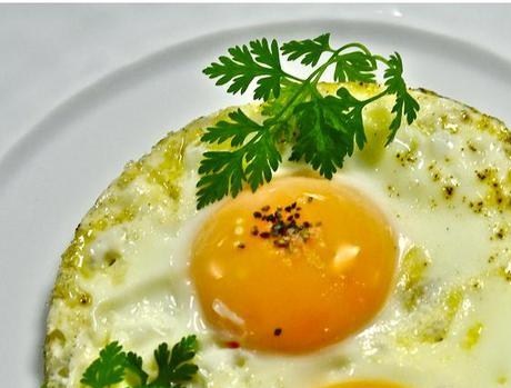 Кабачки с яйцами и луком на сковороде