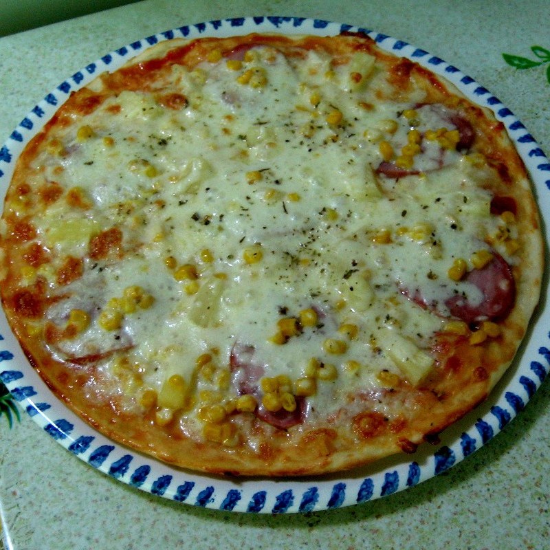 Пицца с ветчиной, кукурузой и ананасами