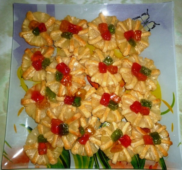 Рецепт: Пирожки из слоеного теста с ананасами - В духовке