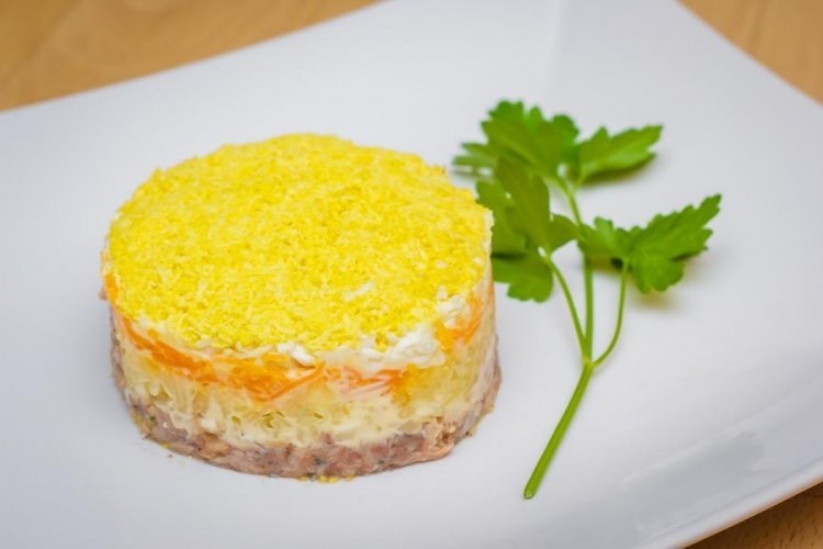 Салат «Мимоза» со сливочным маслом и сыром. Пошаговый рецепт с фото