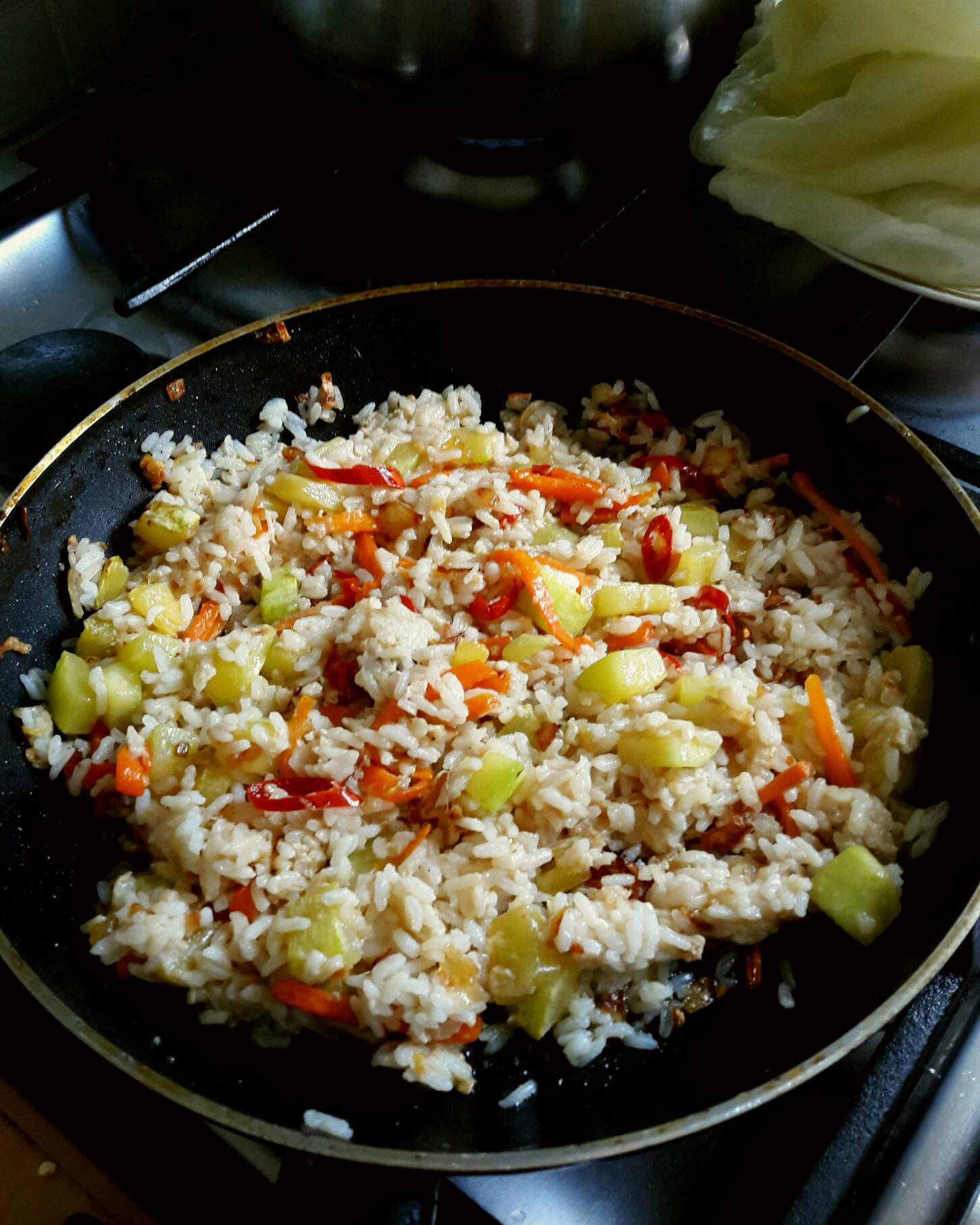 Жареный рис с яйцом по-китайски, пошаговый рецепт с фотографиями .
