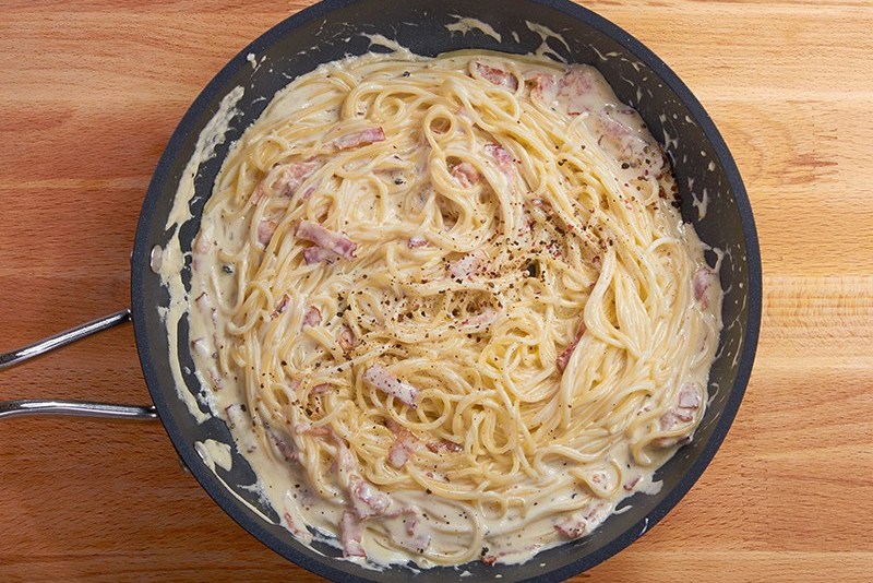 Приготовить пасту рецепт с фото. Спагетти карбонара с беконом. Паста карбонара с беконом и сливками. Спагетти для пасты карбонара. Карбонара в сковороде.