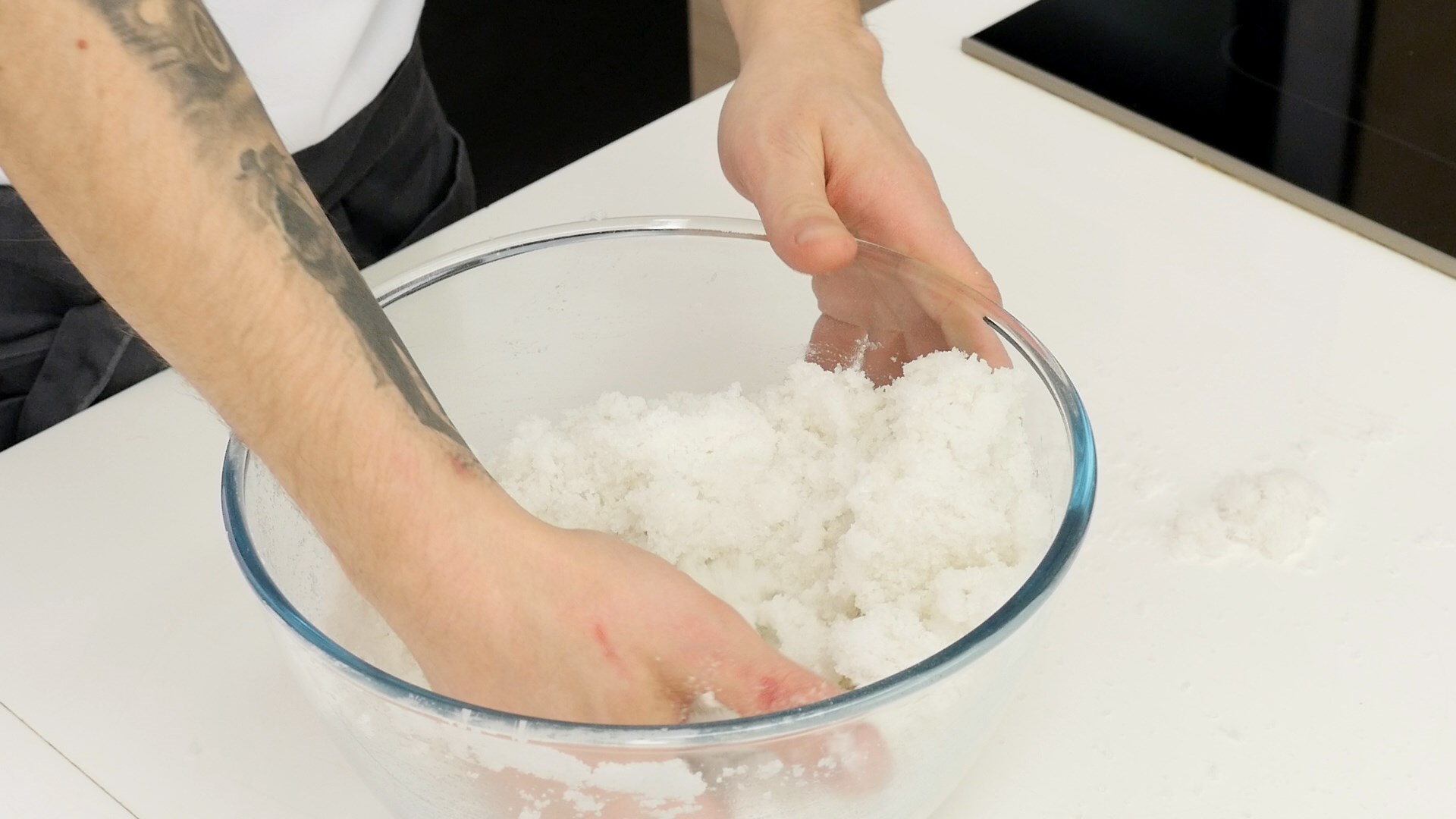 Процесс приготовления рыбы в соляном панцире: