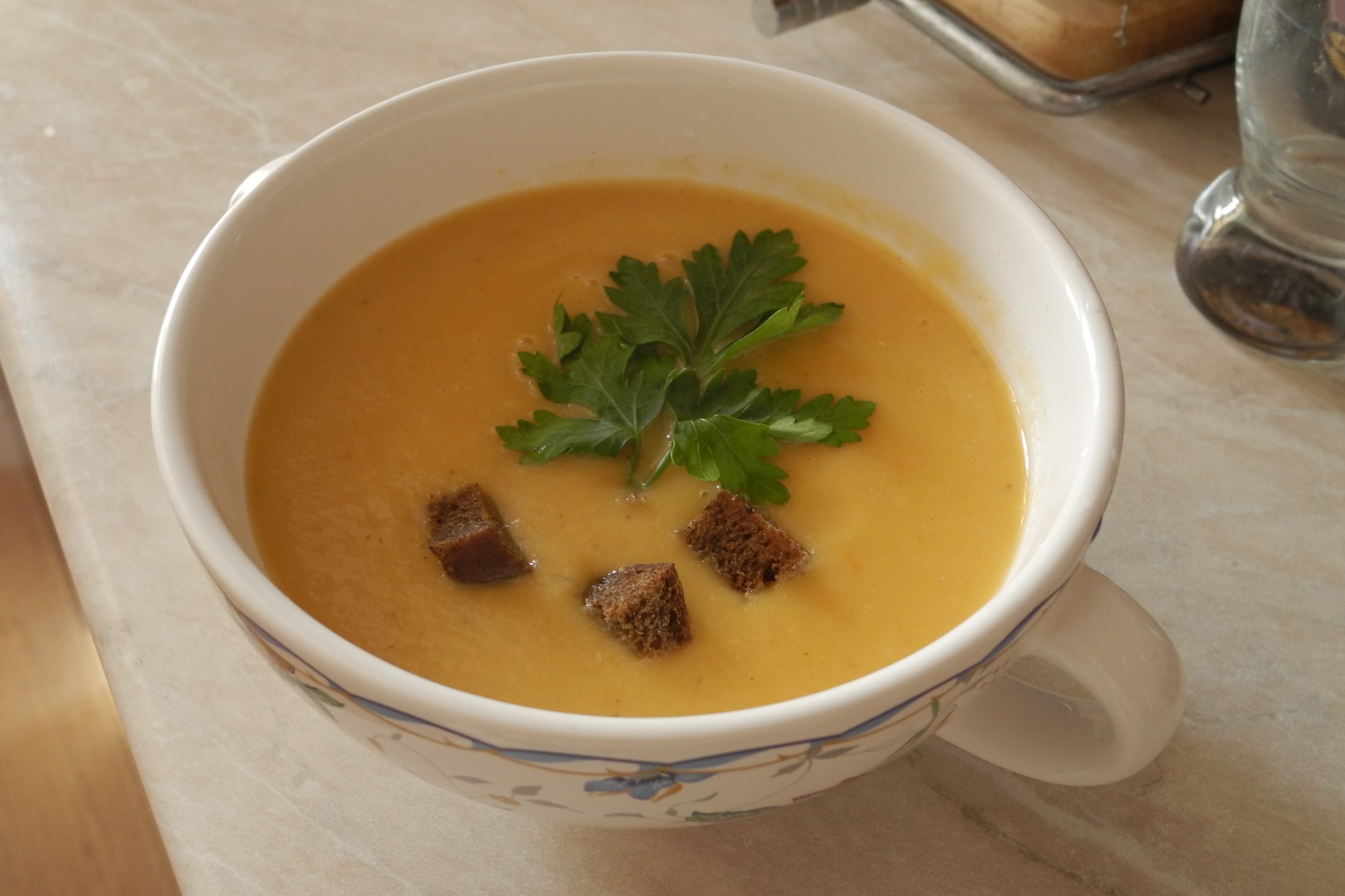 Лёгкий овощной суп-пюре с цукини и ржаными гренками