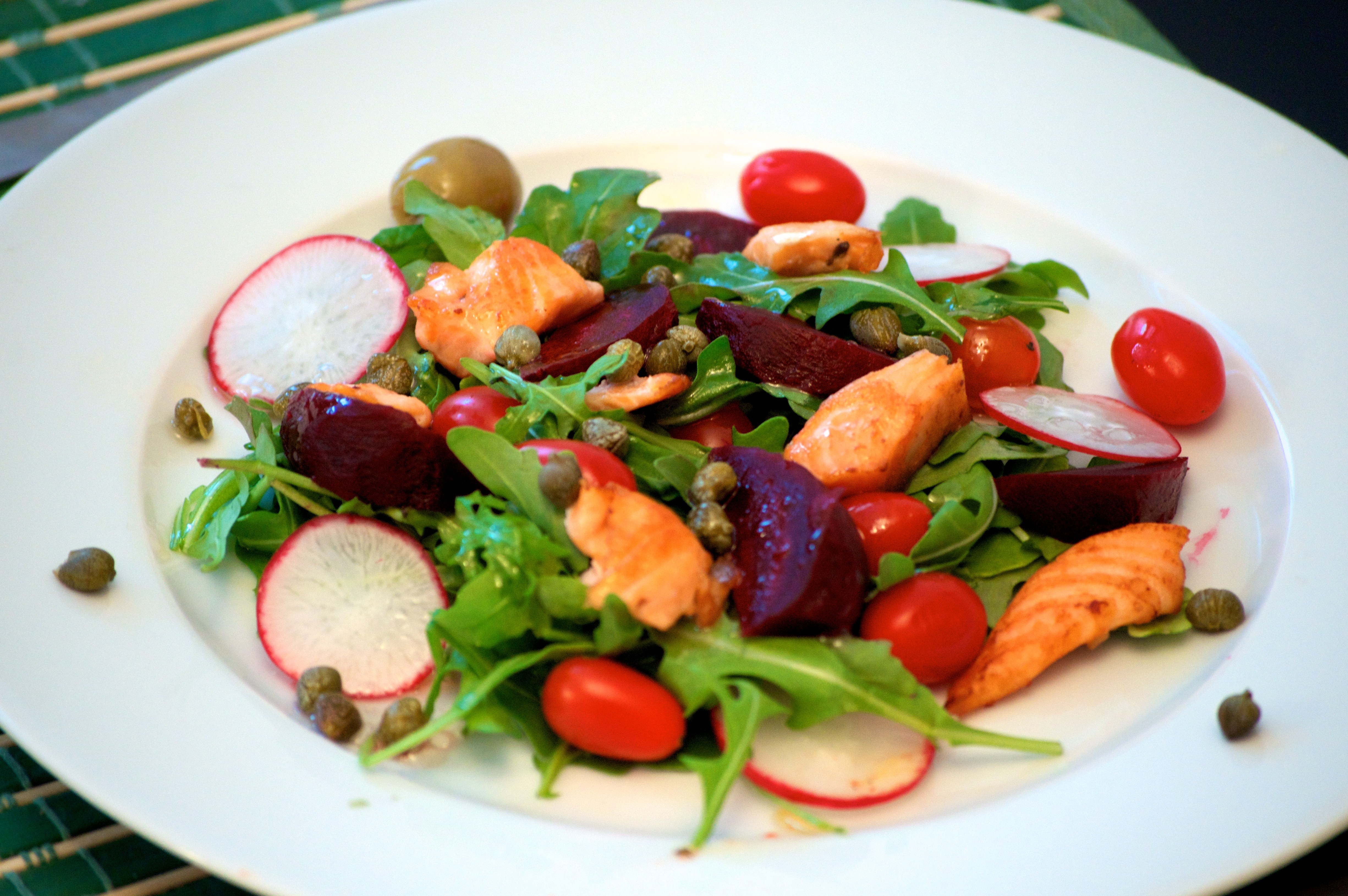 Теплый салат с лососем (семгой) и рукколой — рецепт с фото пошагово