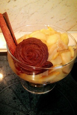 Яблочно-грушевое компоте с апельсинами и шоколадным печеньем