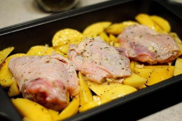 Курица, запеченная с картошкой, на кефире – пошаговый рецепт приготовления с фото