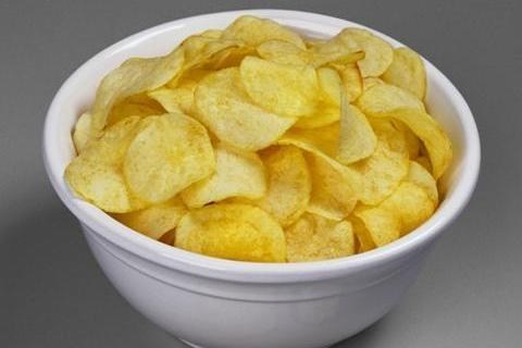 Картофельные чипсы по-домашнему со сметаной рецепт – Американская кухня: Закуски. «Еда»