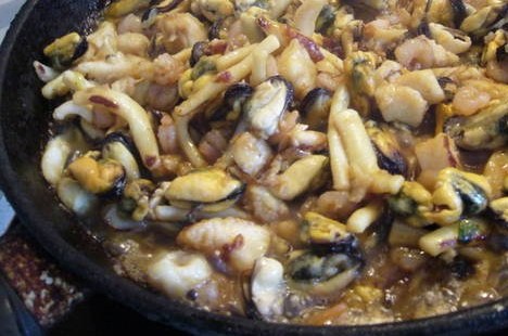 Салат из «морского коктейля» с оливками и рисом