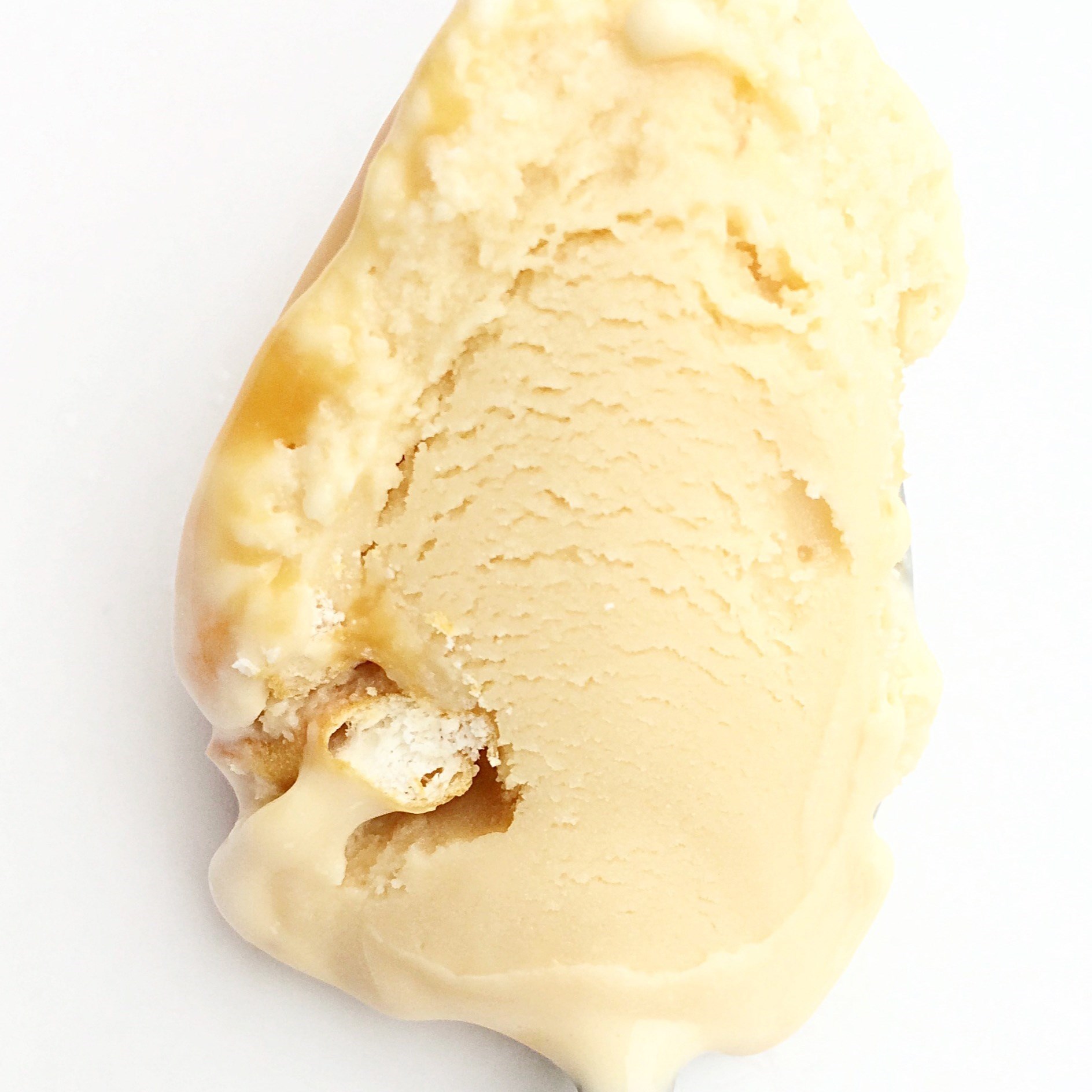 Карамельное мороженое с солеными претцелями и карамельной прослойкой