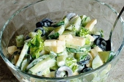 Салат с оливками, моцареллой и листьями салата