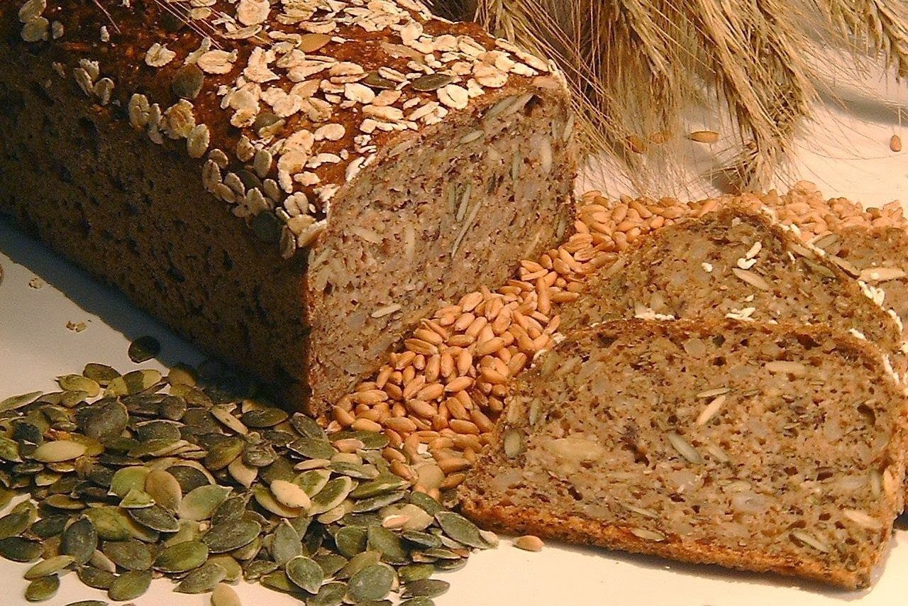 Хлеб из цельнозерновой муки с семечками в духовке