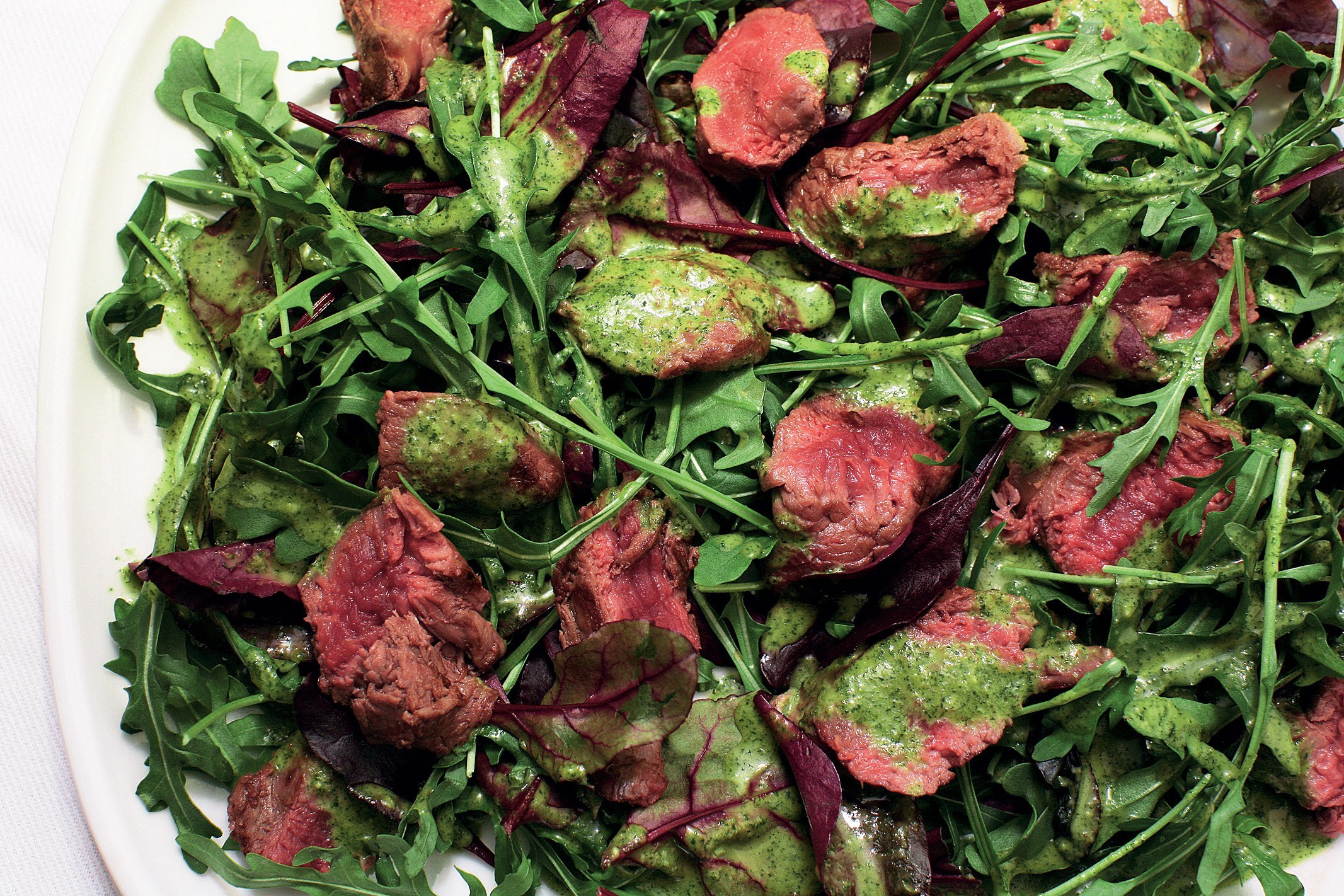 Теплый салат из баранины с рукколой, свекольными листьями и песто из кинзы и мяты