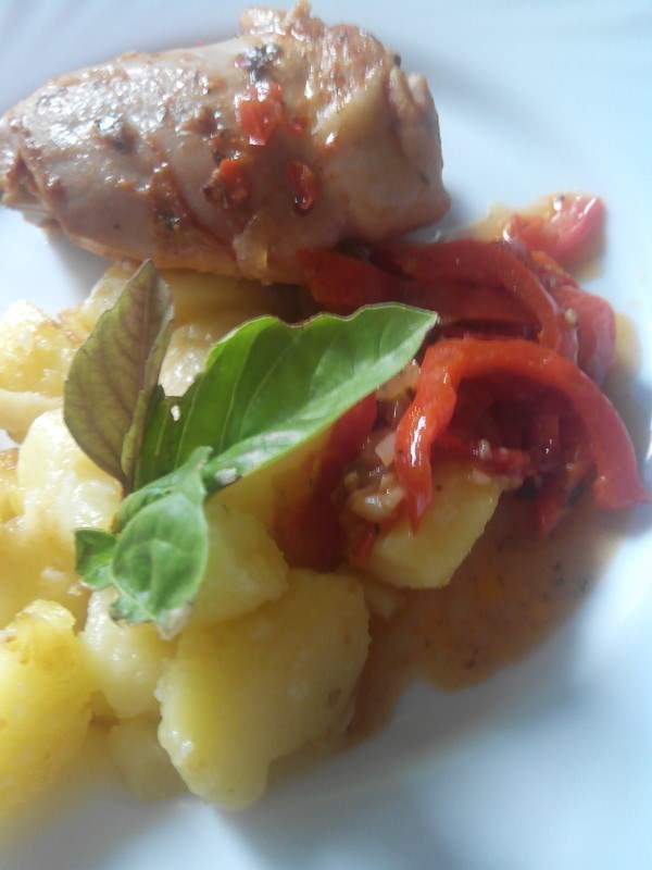 Курица с соусом «Взрыв сезонных овощей» и отварным картофелем от кулинарного импровизатора Пивного Антона