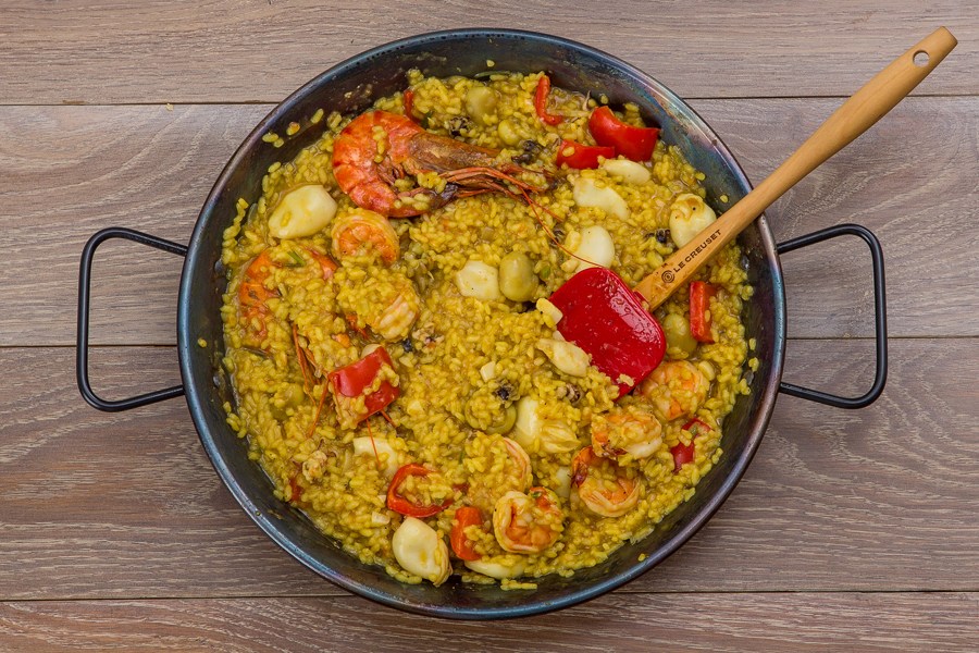 Как приготовить Испанская паэлья с морепродуктами, курицей и овощами рецепт пошагово