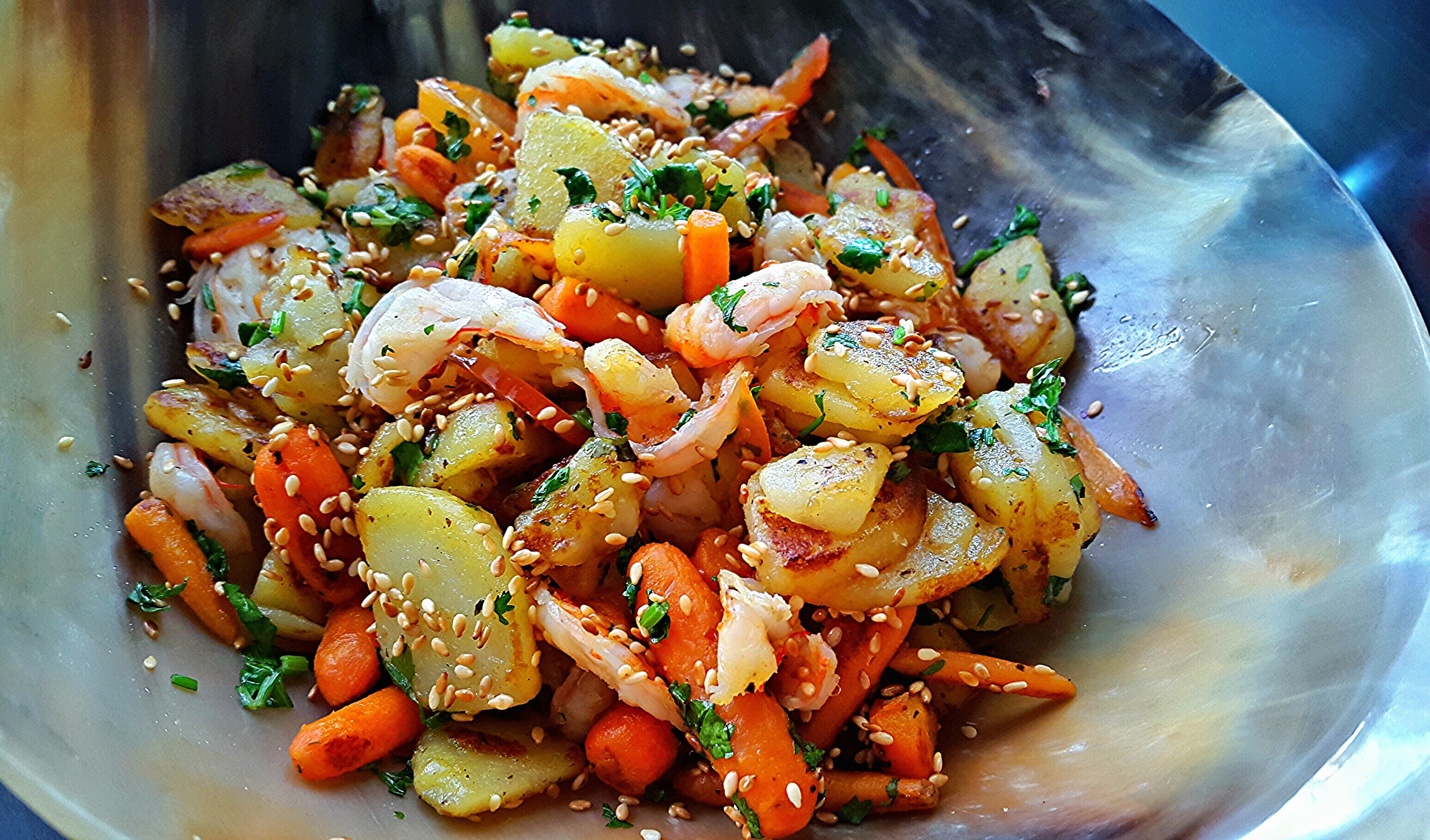 Слоеный салат с креветками и картофелем