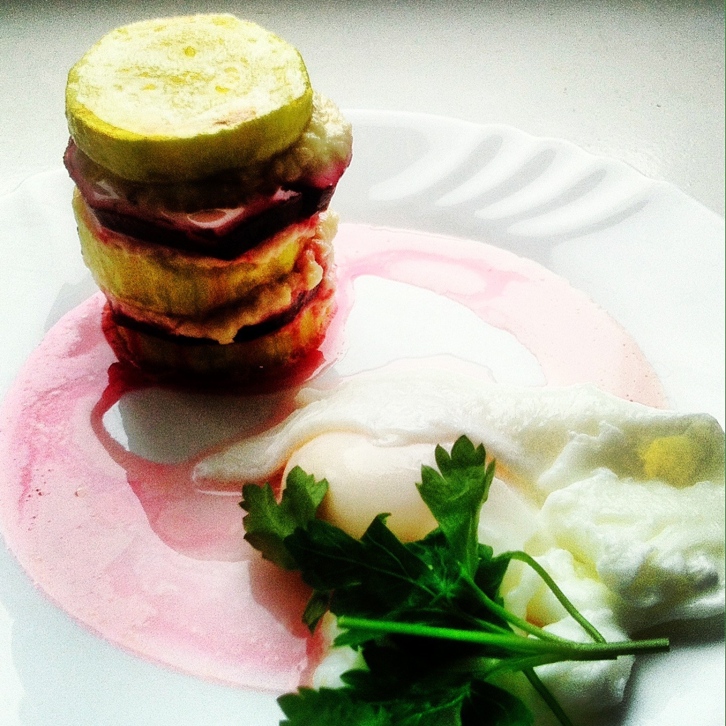 Овощные мильфеи из цукини и свеклы с яйцами пашот