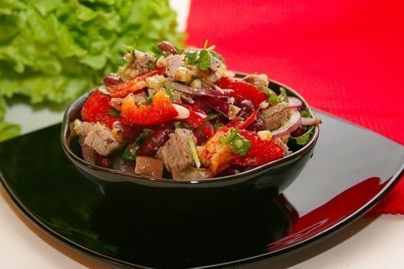 Салат «Тбилиси» с красной фасолью и говядиной