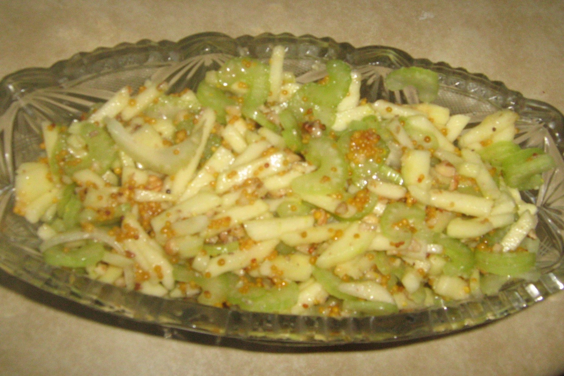 Салат со стеблями сельдерея и яблоком