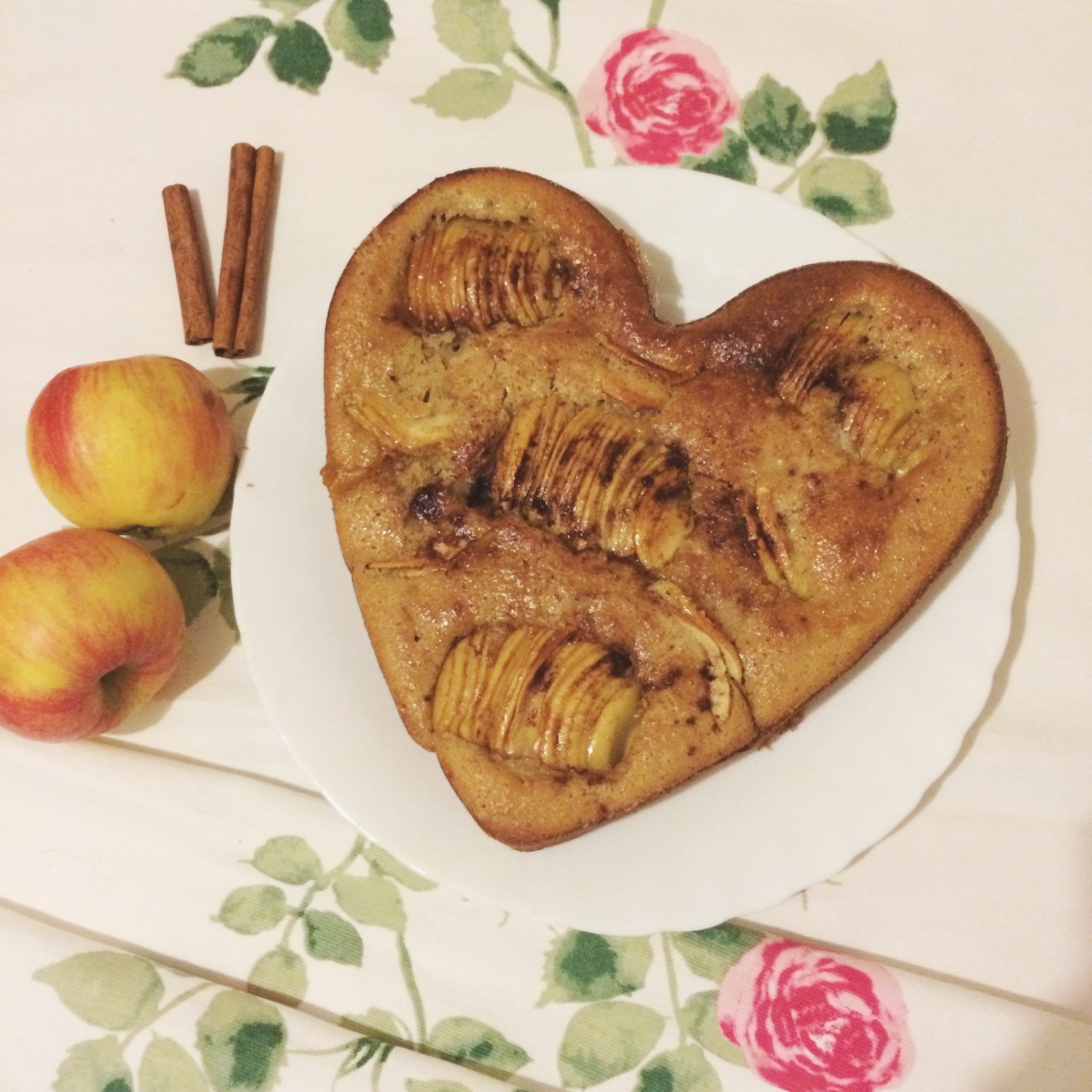 Бисквитный пирог с яблоками в мультиварке
