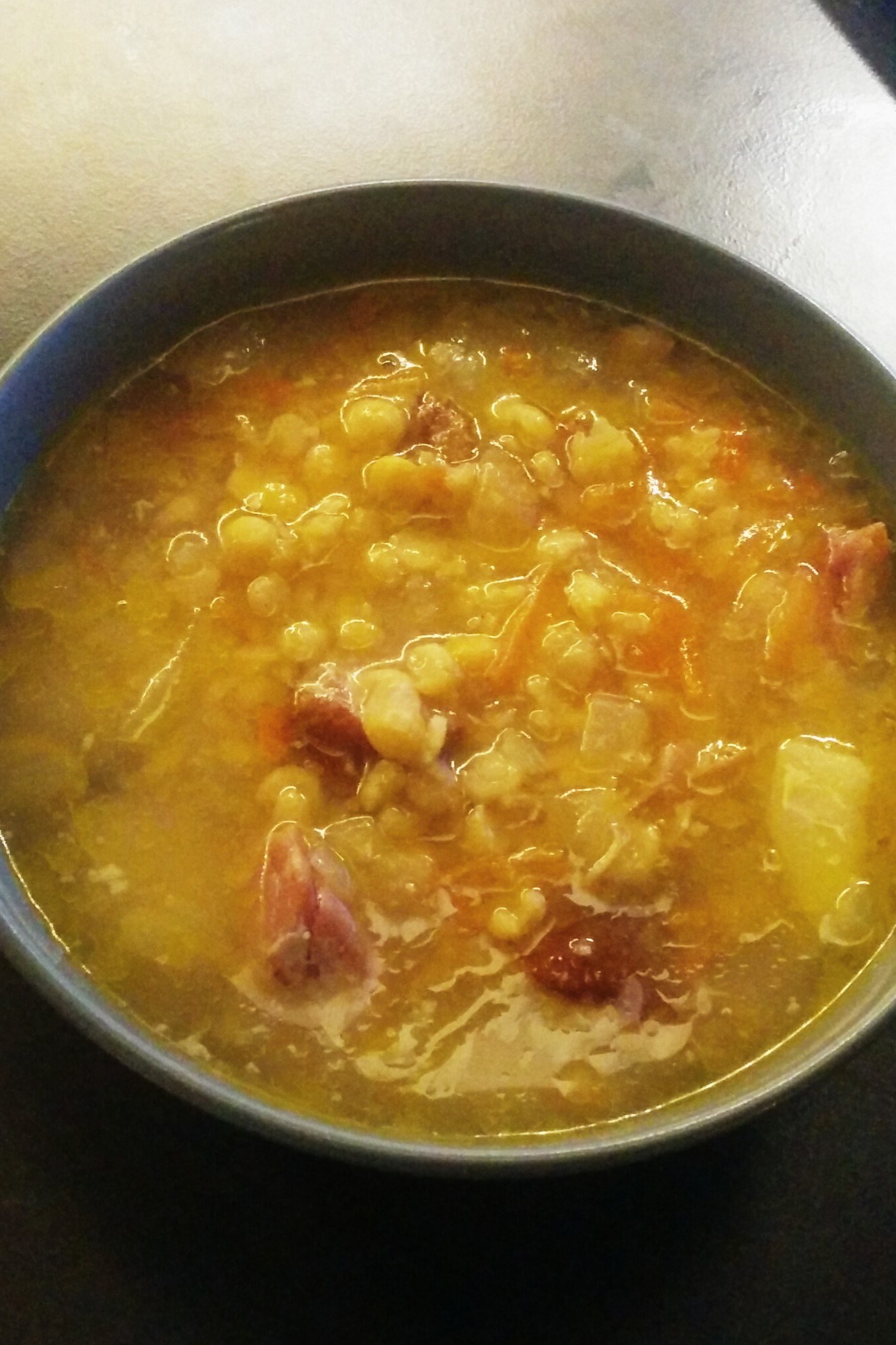 Суп с копчеными свиными. Гороховый суп с копченостями ребрышками. Гороховый суп с копчеными ребрышками. Гороховая похлебка с копченостями. Горох для супа.
