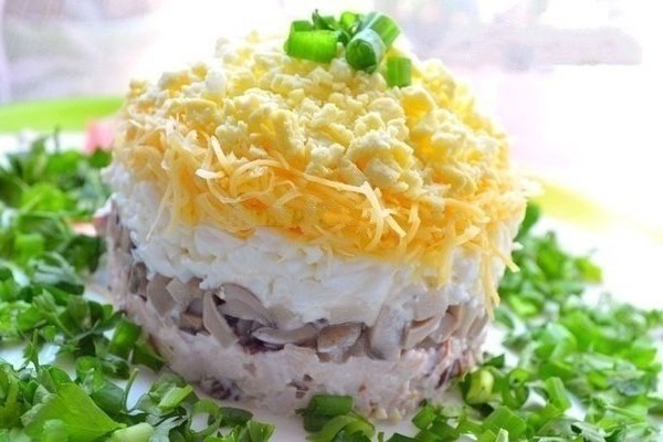 Слоеный куриный салат с грибами и картофелем