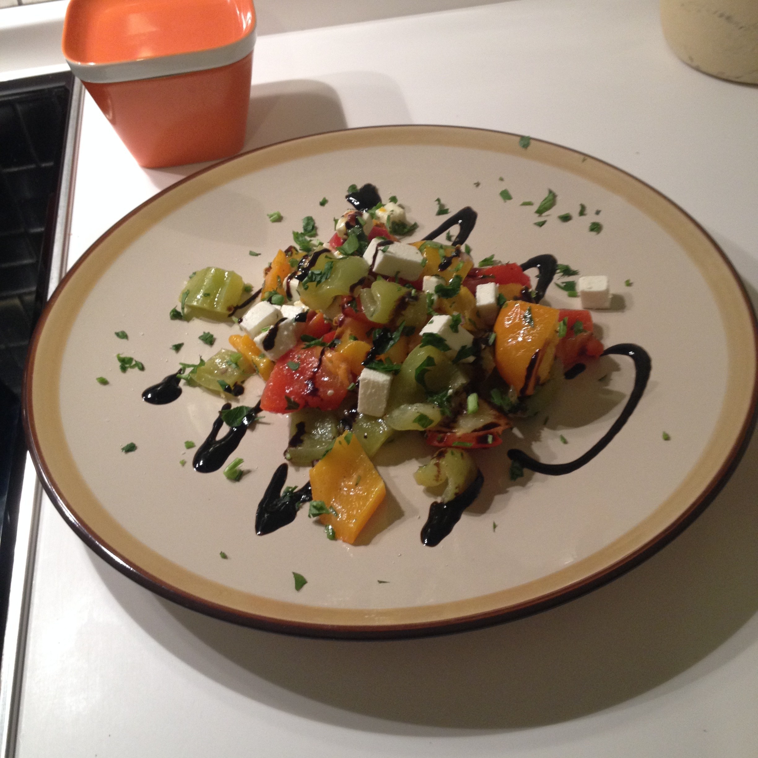 Вегетарианский салат с запечеными перцами и фетой