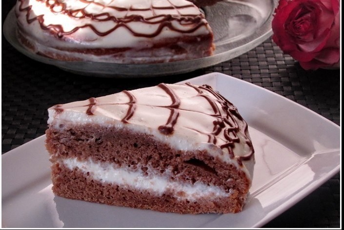 Бисквитный торт со сметанным кремов и шоколадной глазурью