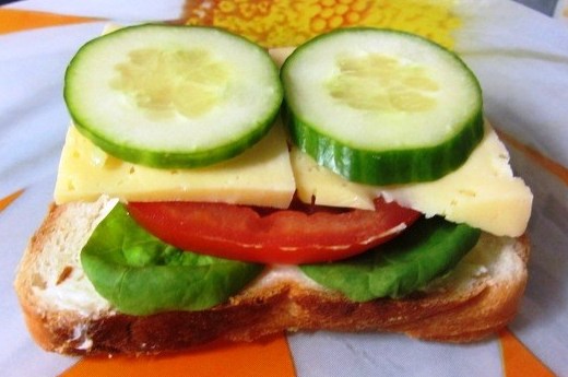 Бутерброд с сыром и помидором или огурцом