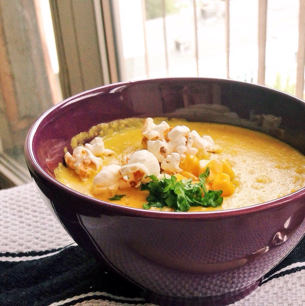 Крем-суп из кукурузы с имбирем, сливками и попкорном